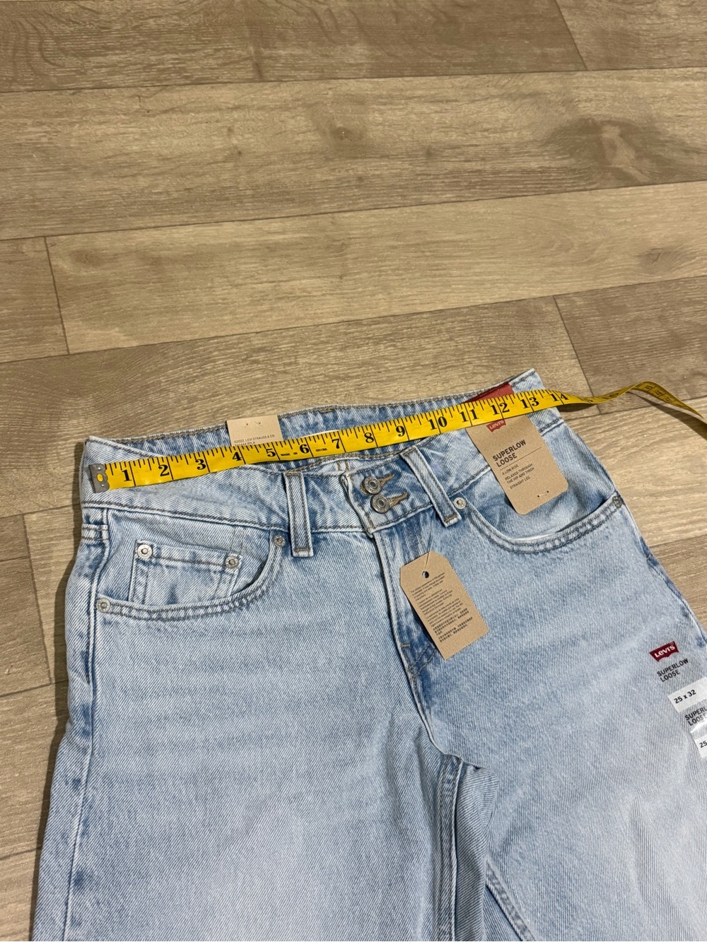 Levi's Women's Low-Rise Superlow Loose Jeans - Abraided Art 25x32 - Picture 8 of 16
